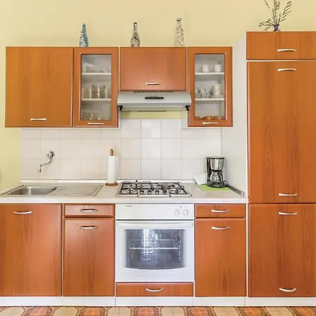 2 Bedroom Amazing Apartment In Pula *
