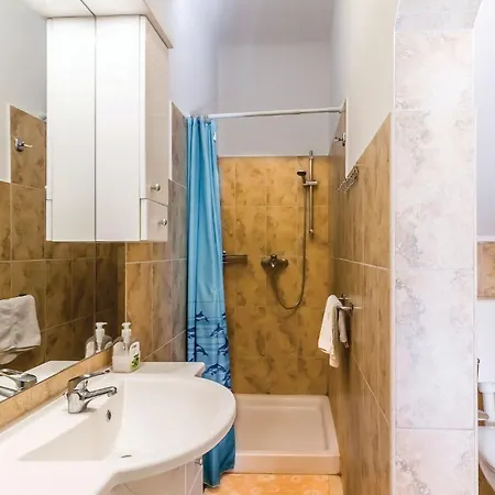 2 Bedroom Amazing Apartment In Pula